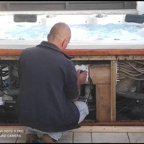 דני מבצע תיקון מערכת ג'קוזי ביתית 